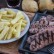 Salsiccie alla griglia con patatine fritte (3 pezzi)